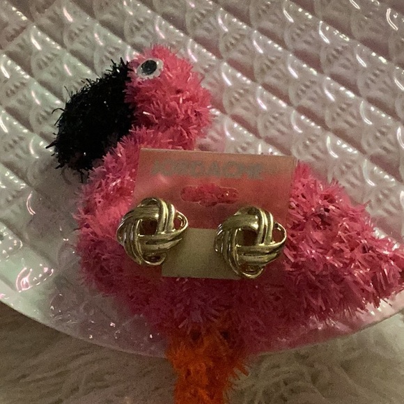 🌹NWT Jordache “ Goldtone Clip Style Earrings” So Much Fun to Wear Closet Must🌹 - Picture 8 of 8